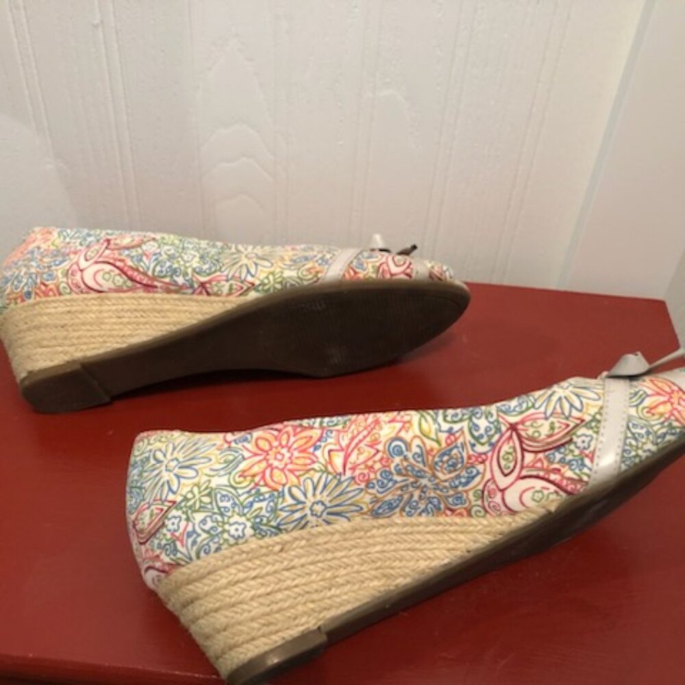 Kelly & Katie floral wedge peep toes with bows, size 8 - Picture 4 of 5
